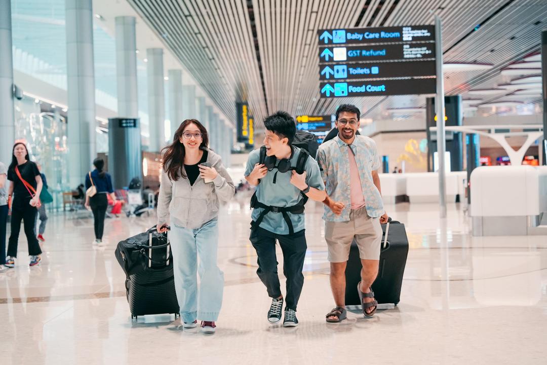 3 friends in airport