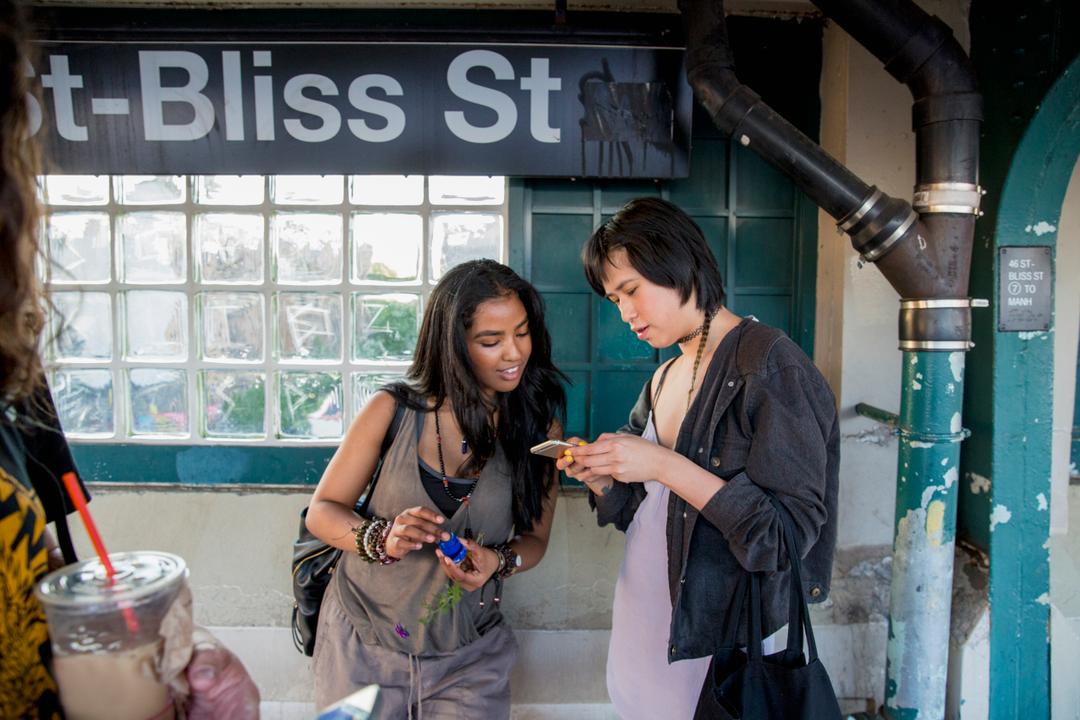 friends-see-their-phone-together
