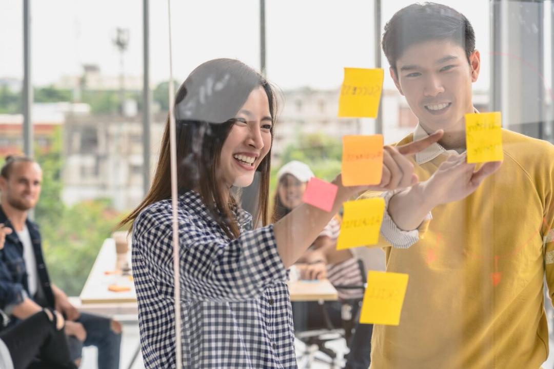 Two students are making note of the things to consider when choosing an offer.