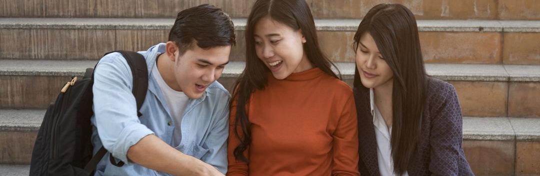 3 students are discussing about their academics