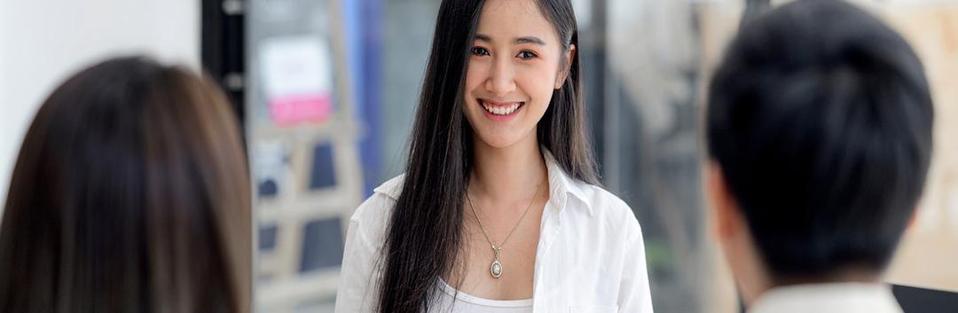 Cô gái đang dự thi kỳ thi speaking IELTS
