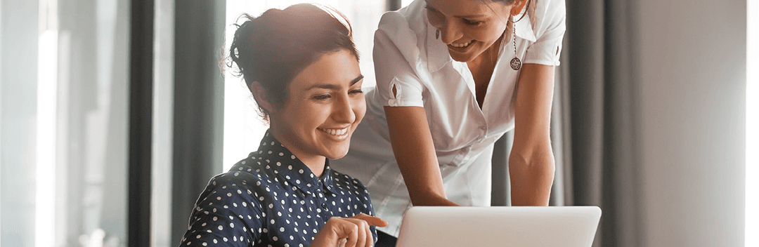 A student intern discuss with her colleague.